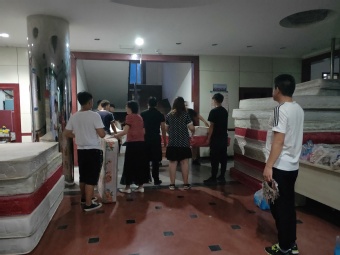 学院领导指导学生搬床 学院领导指导学生搬床