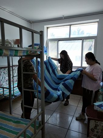 吐尔逊江·马义尔老师带领学生准备床品 吐尔逊江·马义尔老师带领学生准备床品